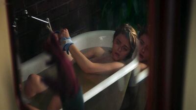 Chloe Grace Moretz, горячая и обнаженная, покрытая ванной