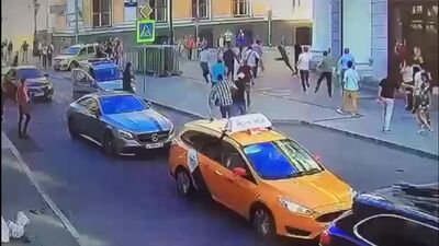 Таксист въехал в группу пешеходов в центре Москвы